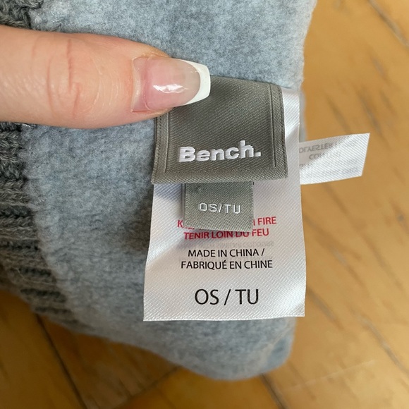 Bench toque w pompom - Picture 2 of 3